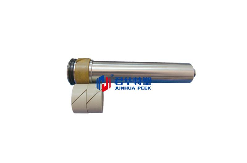 Направляющая втулка из PEEK заменяет модифицированный PTFE и используется на штоке плунжера