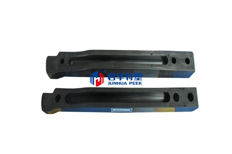 Малоинвазивный интрамедуллярный штифт с рентгенопрозрачной направляющей из PEEK