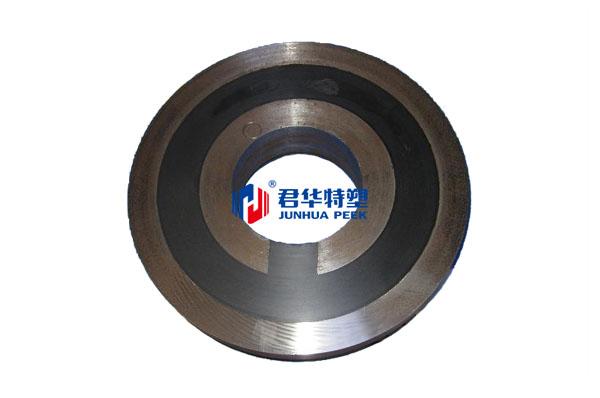 Износостойкий диск из ПЭЭК, изготовленный методом литья под давлением с вставкой